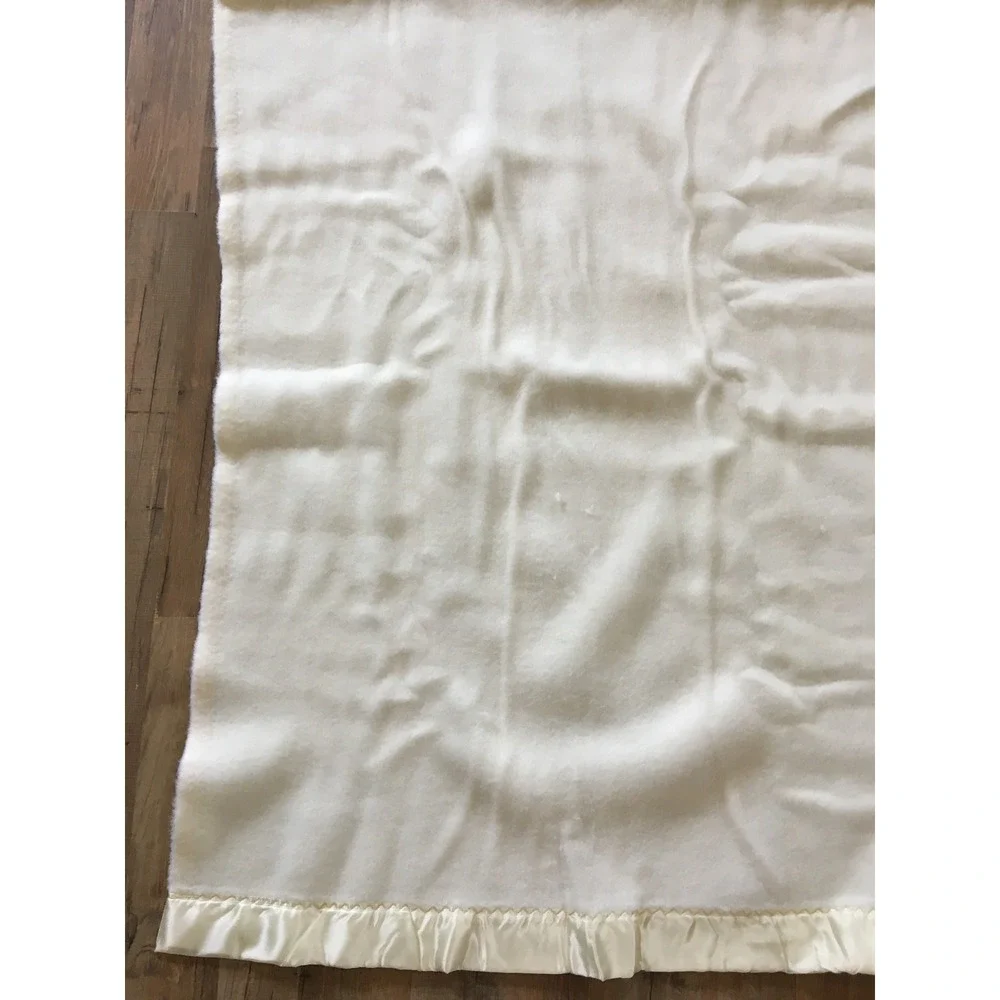 Vintage USA Made Ivory Blanket with Nylon Satin Trim 68